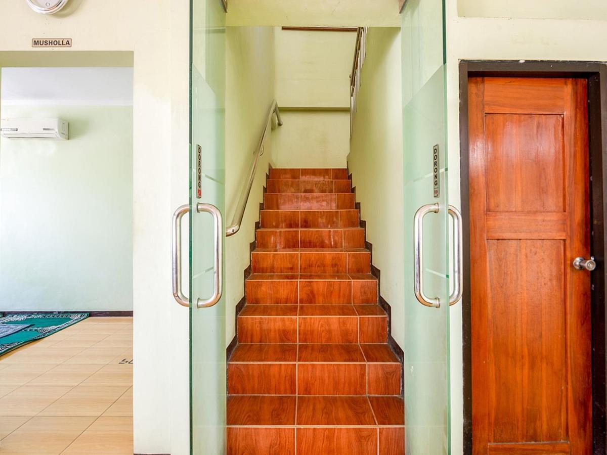 Oyo 3749 Hotel Global Inn Syariah Sedati Exterior photo